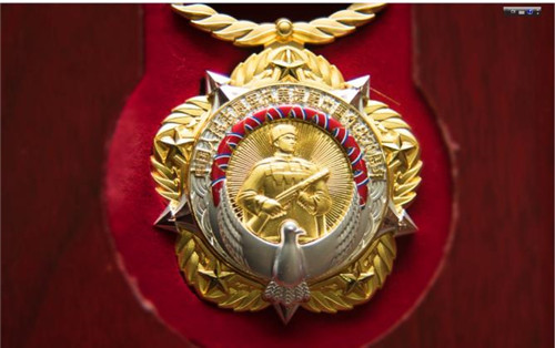 商委委托国药集团为抗美援朝出国作战的老同志 颁发纪念章